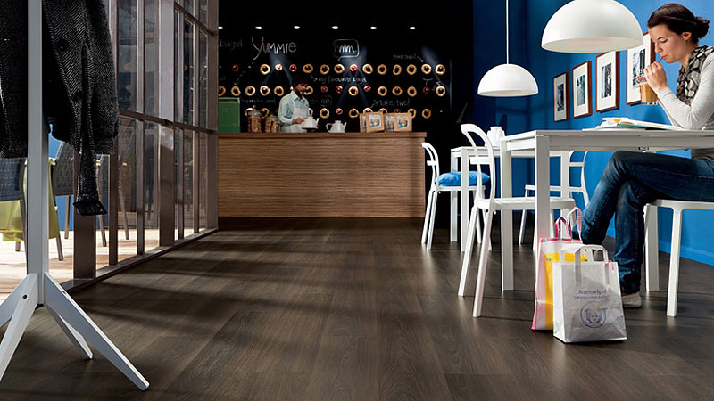 Ламинат Haro Tritty 100 Gran Via 4V дуб дымчатый агатовый 526706 фото в интерьере Ламинат Haro Tritty 100 Gran Via 4V дуб дымчатый агатовый 526706 фото в интерьере